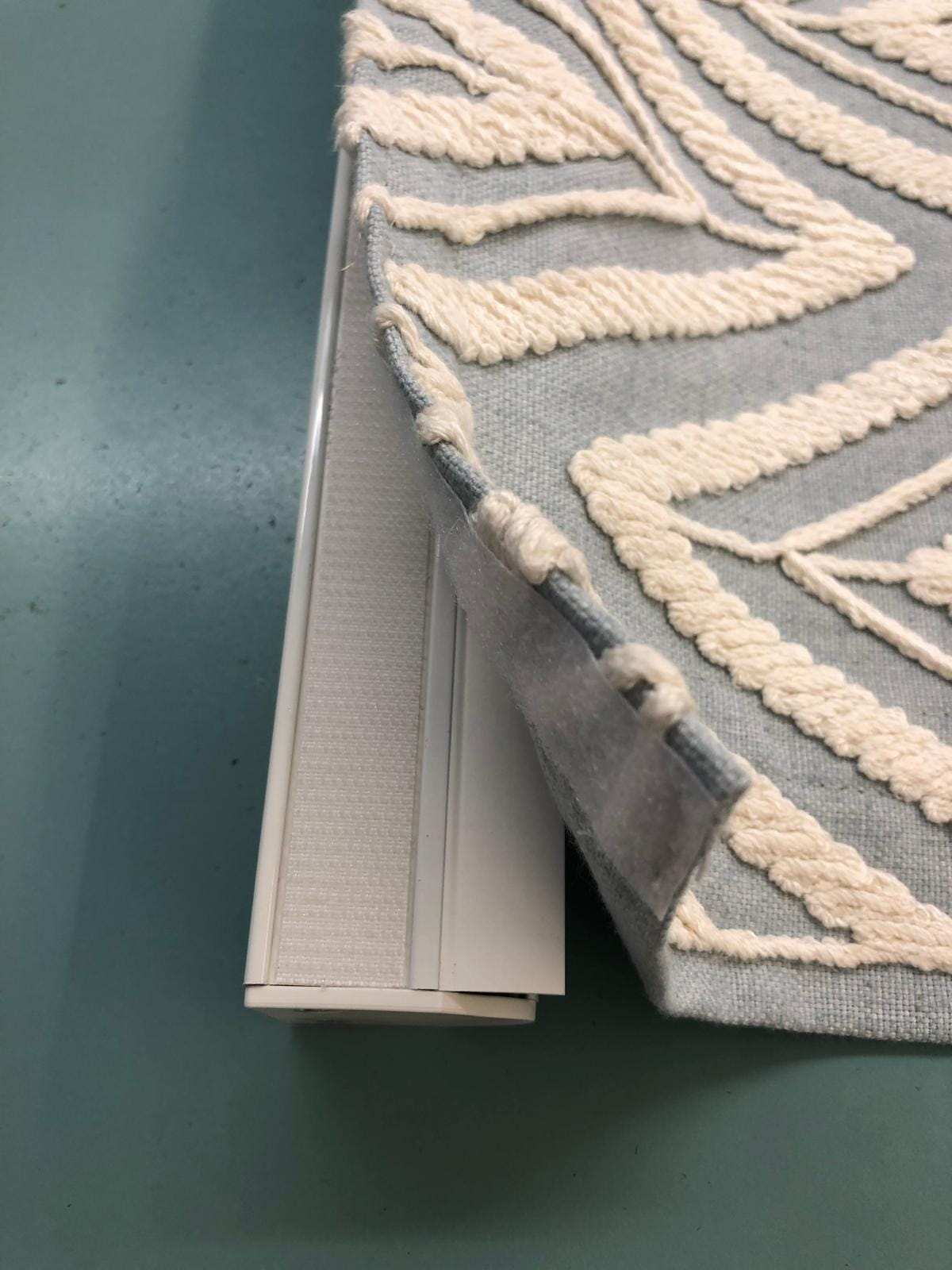 Faltrollo mit Stäben, aufgerollter Stoff im Detail