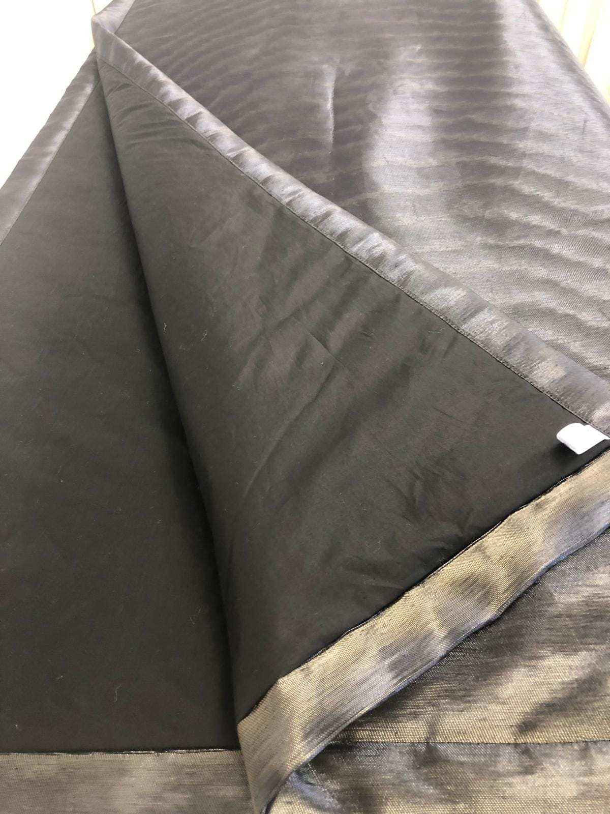Dunkler Vorhang, Ecke mit Futter und eingefasster Kante