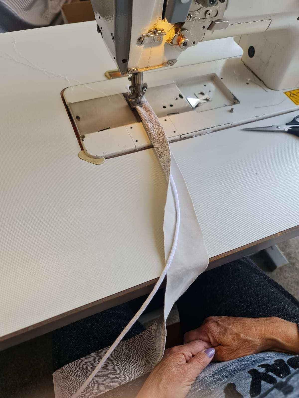 Keder wird an der Nähmaschine eingenäht