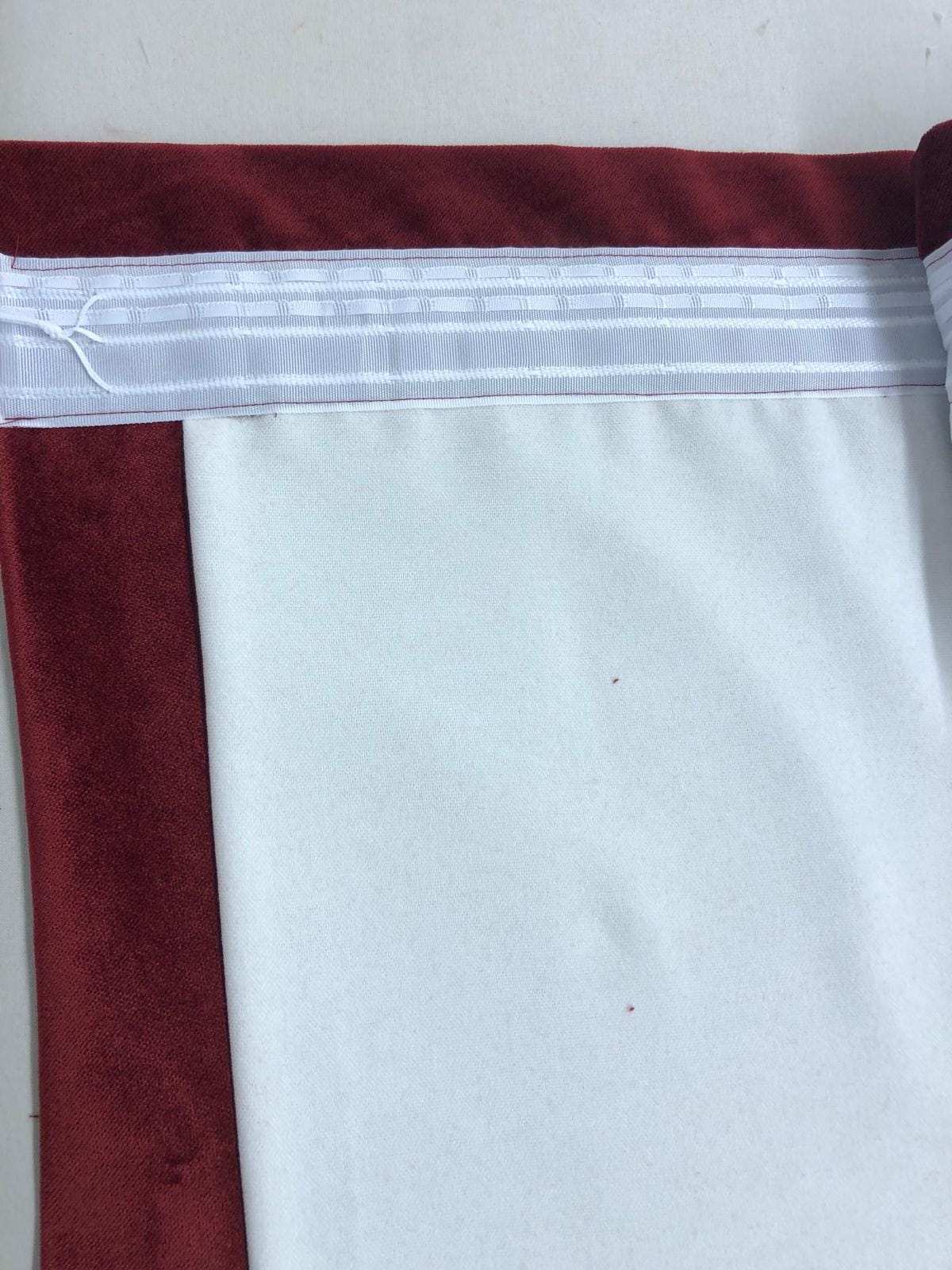 Samtvorhang mit Vorhangband oben und hellem Futter