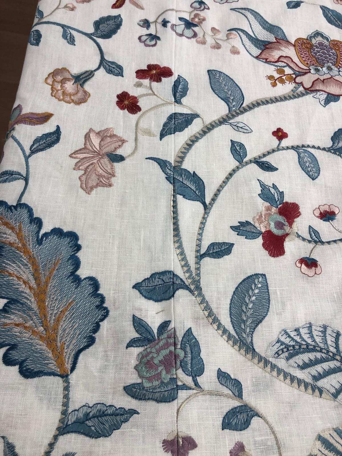 Vorhangstoff mit gestickten Ranken und Blüten