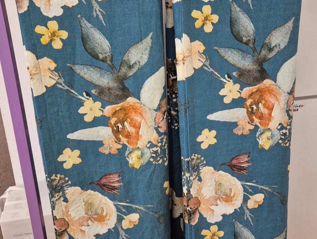 Blumiger Leinenvorhang mit Verdunkelungsfutter
