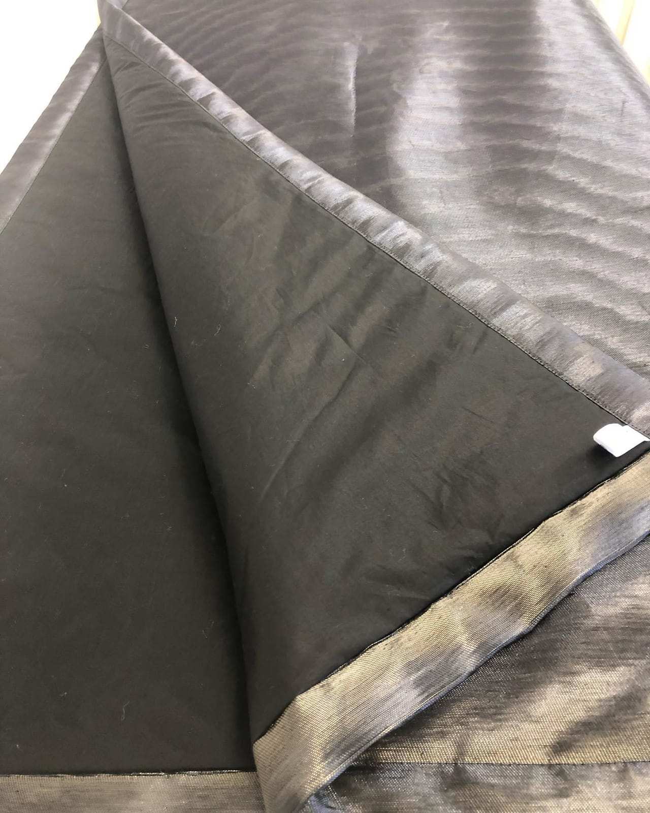 Grauer Vorhangstoff, Saum und Kante im Detail