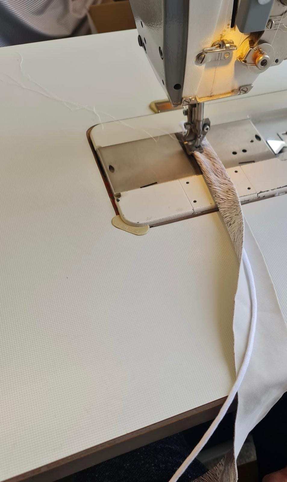 Keder wird an der Industrienähmaschine angenäht