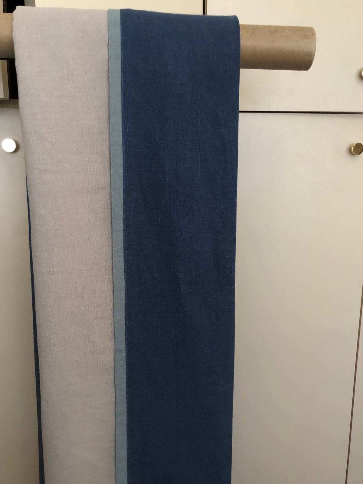 Leinenvorhang mit breitem blauem Abschlussband, hängend