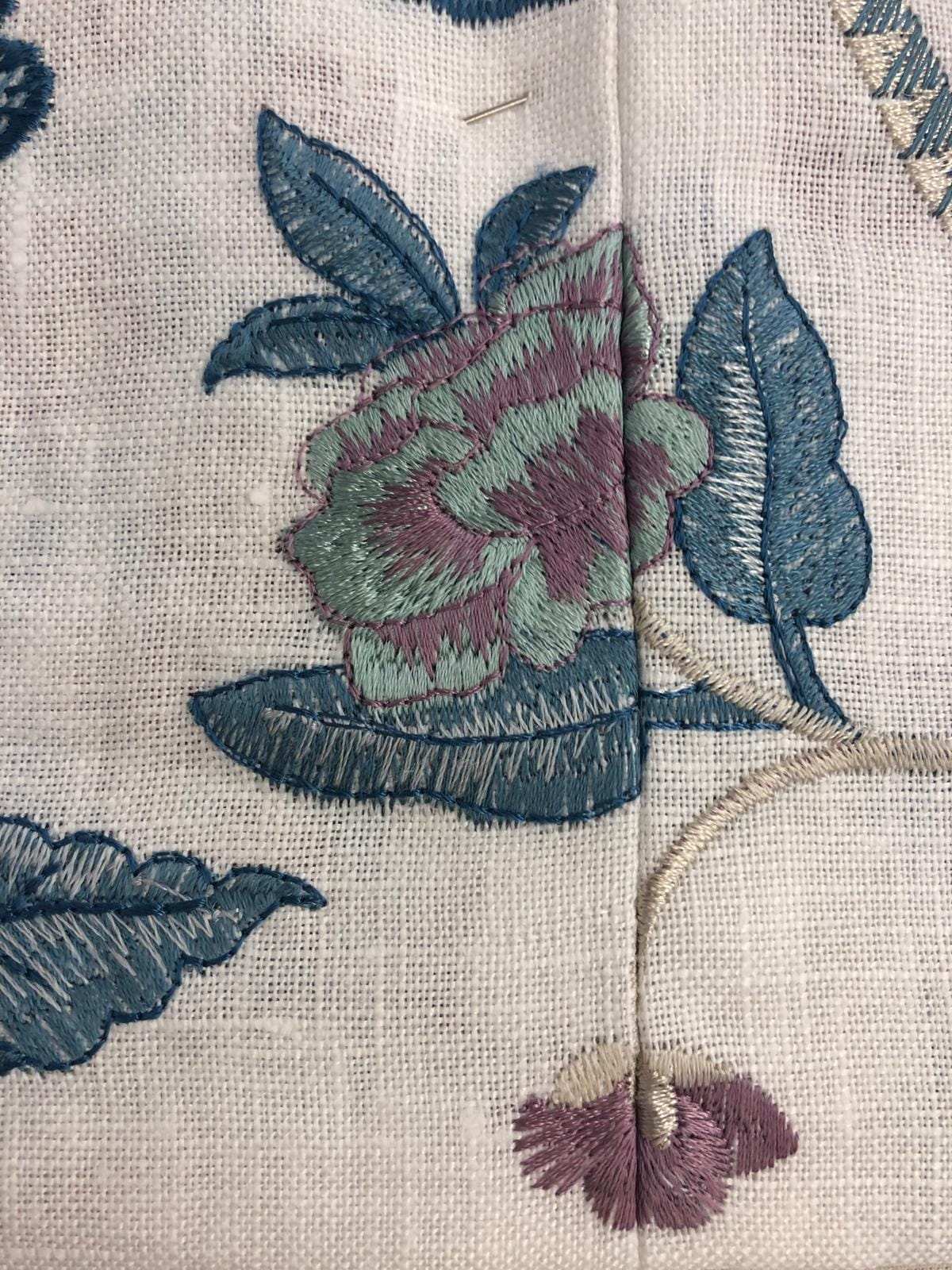 Bestickter Leinenstoff, Blüte im Detail