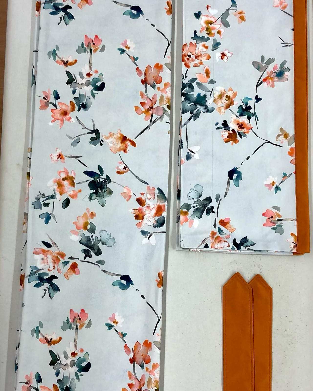 Vorhänge und Querbehang aus blumigem Stoff mit passenden Raffhaltern