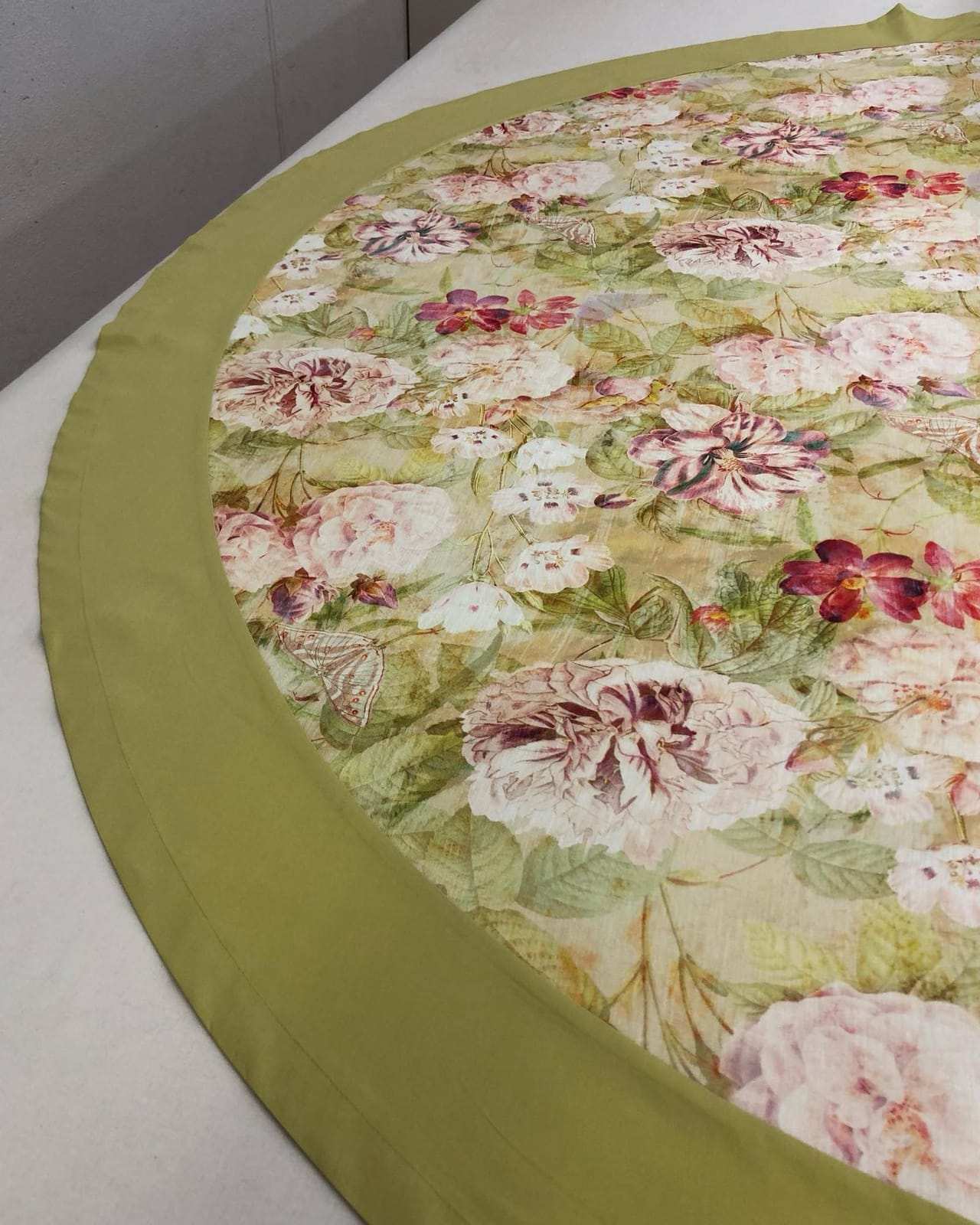 Runde Tischdecke aus blumigem Stoff mit eingefasstem Saum